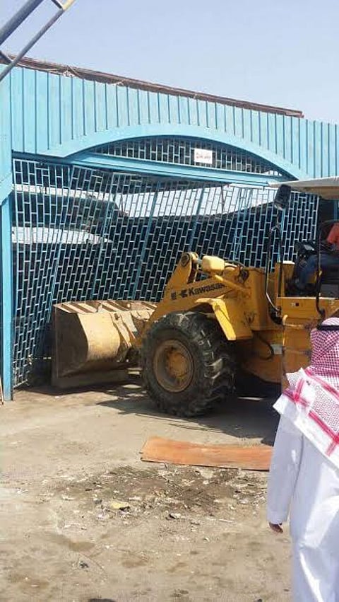 "قصة رجل الأعمال والشارعين" تتفاعل.. كشف زيف ادعاءات مسؤولي سوق بوادي جدة