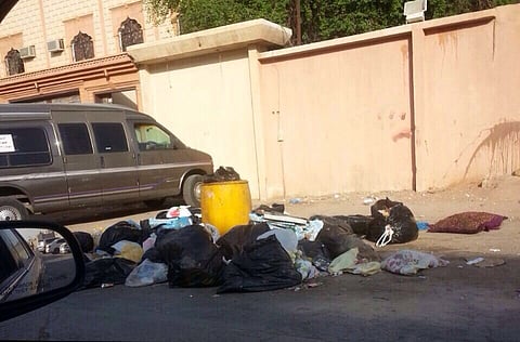 شاهد.. غياب عمال النظافة يُزكم "نسيم الرياض" بالنفايات وينذر بكارثة صحية