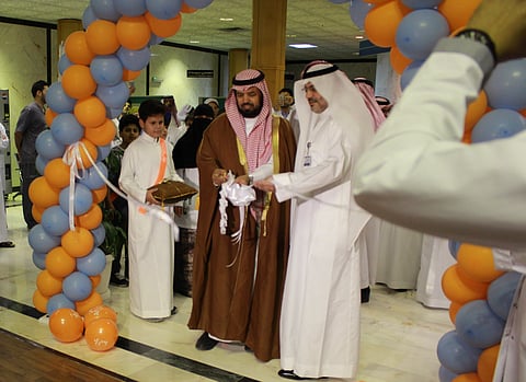 "اليماني" يحتفل مع مرضى مستشفى "خالد للعيون" بمناسبة "يوم البصر"