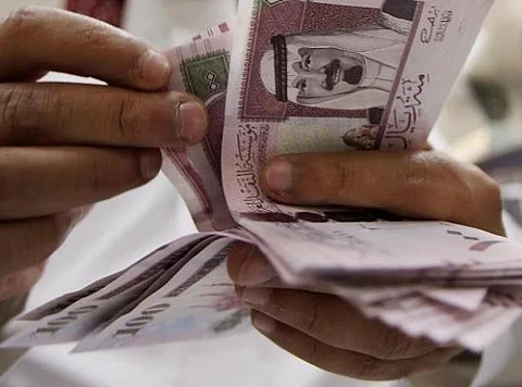 تحويل صرف رواتب الموظفين بالأشهر الشمسية يشعل "توتير"
