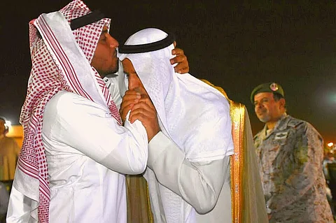 شاهد.. لماذا قبَّل لواء ركن يد جندي مبتورة بتبوك