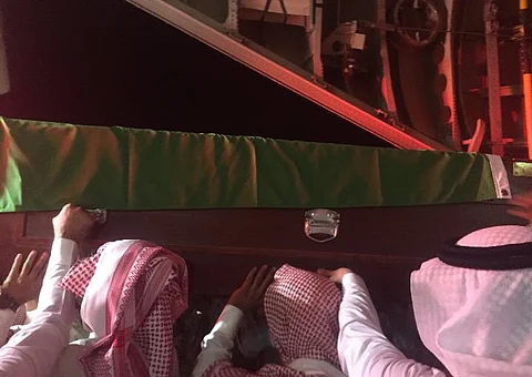 شاهد.. أهالي عرعر يستقبلون جثمان شهيد الوطن الهزيمي