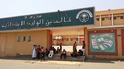 3 أعوام والمخاطر تحدق بطلاب ابتدائية بجازان.. تجمّد قرار إزالتها و"التعليم": سننقلها!