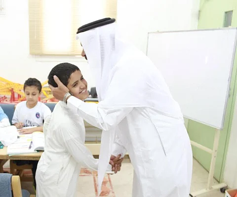 مدير "تعليم الباحة" يطمئن على صحة الطالب "الغامدي"