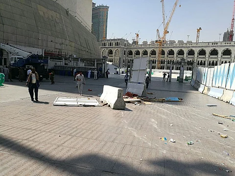 شاهد من الحرم المكي.. عطل فرامل ينتهي بارتطام رافعة بمكتب التوثيق