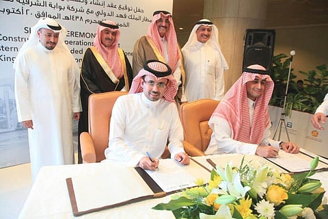 مطار الملك فهد يوقّع عقداً لإنشاء منطقة الإيداع وإعادة التصدير