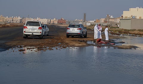 بالصور.. مياه جوفية تغرق الشوارع وتعرقل السير في "حمدانية جدة"