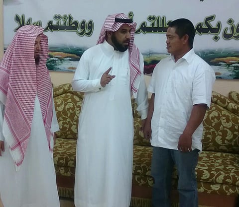 فلبيني وزوجته يشهران إسلامهما بدعوي أحد المسارحة