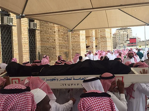 الطائف.. تشييع جثماني "الأب والأم" ضحيتي طعنات الابن الغادر