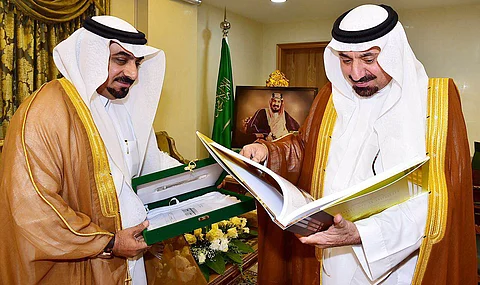 أمير نجران يتسلّم كتابًا توثيقيًا من الباحث "البلوشي"