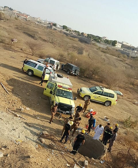 شاهد.. بئر مفتوحة تبتلع أربعينياً في درب جازان.. والمدني ينتشله
