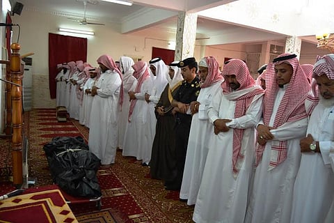 "العاصمي" يتقدم المصلين على جثمان شهيد الواجب "العسيري"