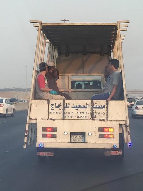 "مرور جدة" يضبط قائد مركبة مكشوفة بها عمال وأخرى أجرة صبغت مؤخرتها