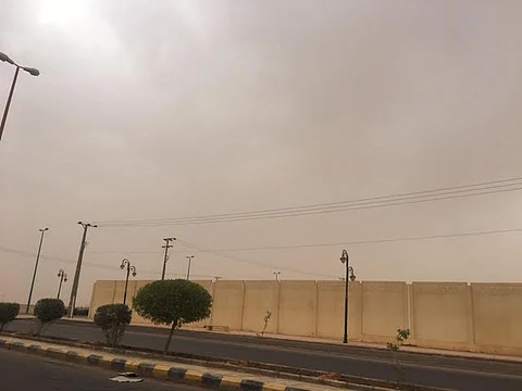 شاهد .. موجة غبار تجتاح "طريف" و"المرور" يحذر