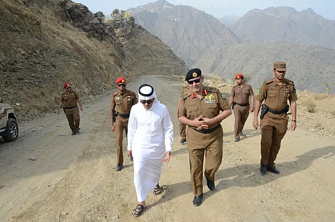 شاهد.. لجنة جازان الأمنية في جولة بالمحافظات الحدودية تؤكد صورة الحياة الطبيعية