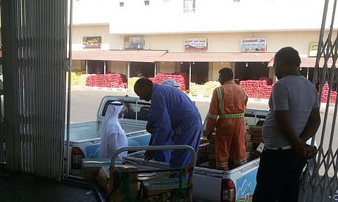 مصادرة 1200 كرتون خضروات وفواكه في السوق المركزي بالطائف