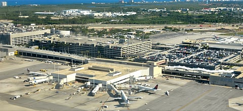 صراخ راكب يتسبب في إجلاء ركاب طائرة أمريكية.. رسالة بوجود قنبلة