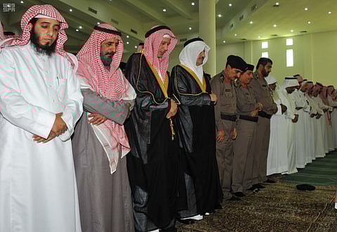 أمير الشرقية يؤدي صلاة الميت على الشهيد المطيري