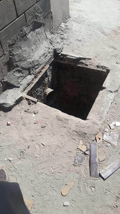 صيحات أولياء الأمور تنقذ معلمة وابنتها من السقوط في حفرة صرف بالطائف