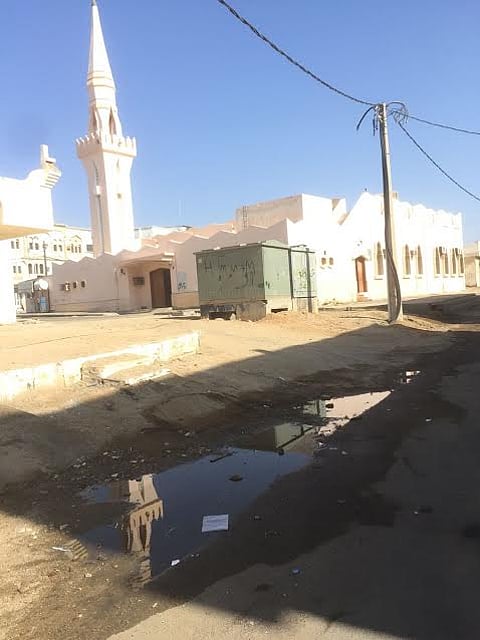 جامع "المقيطع" بضباء يعاني تسربات مياه آسنة منذ 60 يوماً