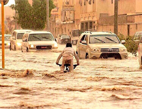 "الجهني": حالة ممطرة عابرة على مناطق عدة وليالٍ خريفية باردة