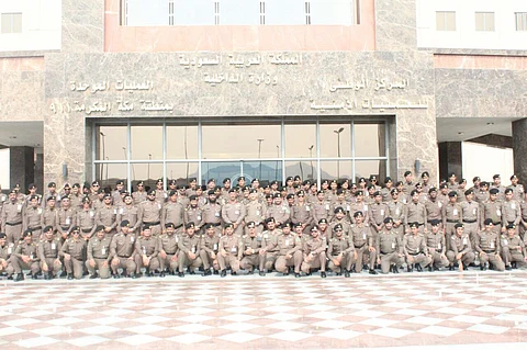 911 تنظم دورة متخصصة لـ 181 متدرباً على نظام استقبال البلاغات