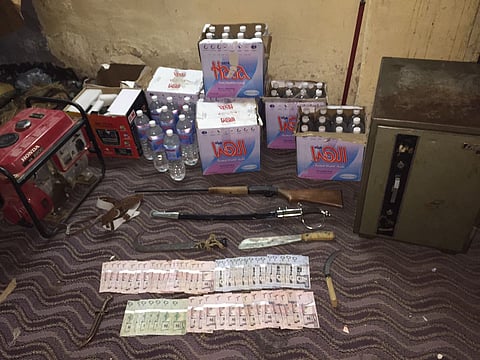 ضبط 3 يديرون منزلاً لبيع وترويج العرق المسكر بالمدينة