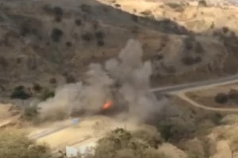 فيديو يوثّق لحظة تعرض سيارة مواطن لمقذوف حوثي في الداير