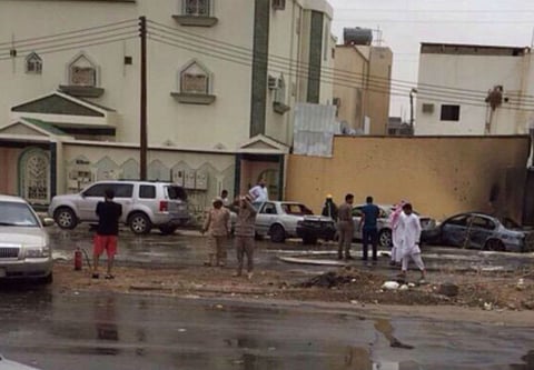 مقذوف حوثي يصيب منزلًا ويحرق 3 سيارات بالطوال