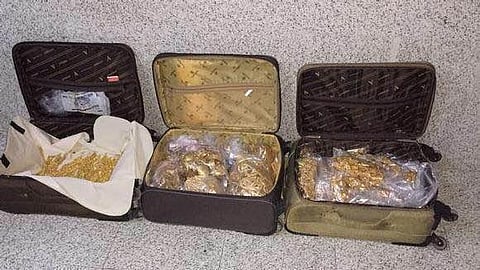 ضبط يمنييْن حاولا تهريب 35 كيلو من الذهب بوادي الدواسر