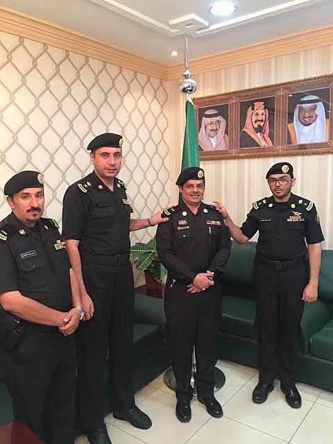 قائد دوريات الخميس يقلّد "العمري" رتبته الجديدة رئيس رقباء