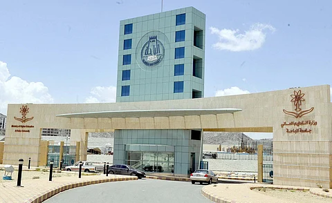 جامعة الباحة ترفض تنفيذ أمر قضائي وتُهدد طلاب الماجستير بغلق القيد