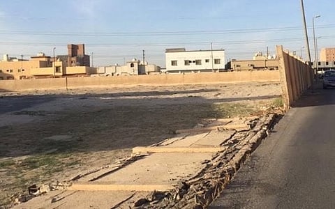 سقوط سور مدرسة ابتدائية للبنات بالقطيف ..بلا إصابات