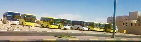 "تعليم القريات" يوضّح أسباب ودوافع تجمّع عشرات الحافلات وسائقيها أمام مبناها