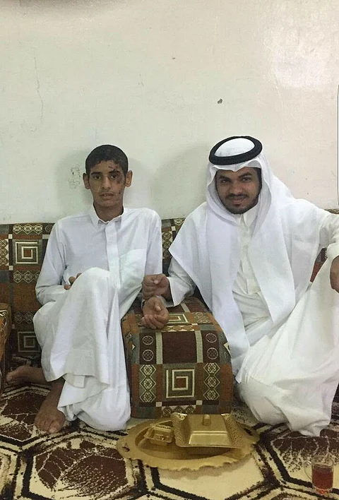 بادرة وفاء.. قائد مدرسة يزور أحد طلابه بعد تعرضه لحادث مروري