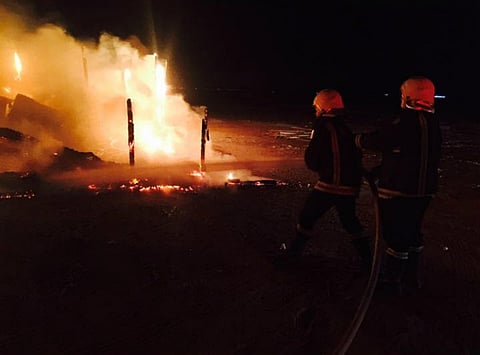 بالصور.. "مدني الحفر" يُخمد حريقاً نَشَب في ٤ حظائر لتربية المواشي