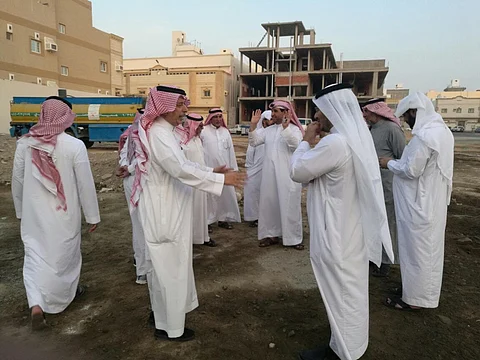 مياه جوفية تقتحم حي بجدة وفريق من المجلس البلدي يقف على المشكلة