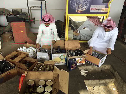 شاهد.. ضبط مستودع زيوت سيارات مغشوشة ..يبيعها على أنها جديدة!