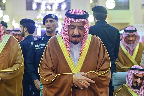 بالصور.. خادم الحرمين يؤدي الصلاة على الأمير تركي بن عبدالعزيز