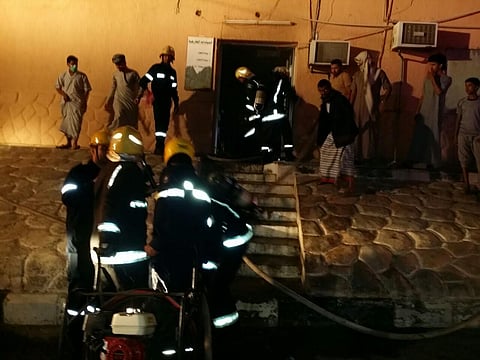 شاهد.. الدفاع المدني يسيطر على حريق مستشفى العارضة.. ولا إصابات