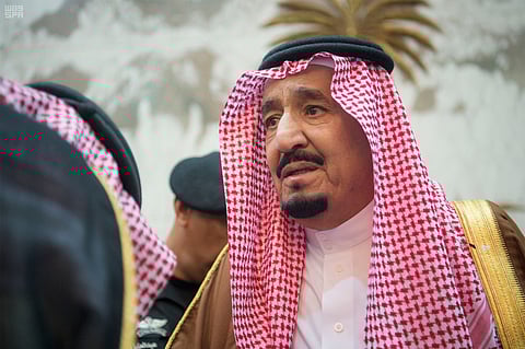 خادم الحرمين يستقبل المعزين في وفاة الأمير تركي بن عبدالعزيز