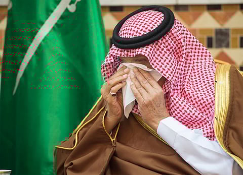 شاهد.. خادم الحرمين الشريفين يودِّع أخاه تركي بـ"الدموع"