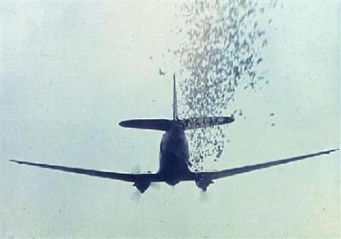 الطيران العراقي يُلقي ملايين المنشورات والصحف على الموصل