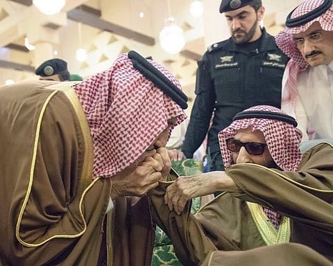 بعيداً عن البروتوكولات وفي مشهد أخوي .. الملك يقبّل يد بندر بن عبدالعزيز
