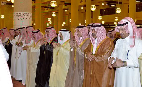 أمير الرياض يؤدي صلاة الميت على سلمان بن فواز بن سعود