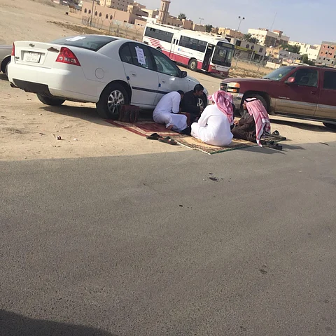 القريات.. خريجان يكافحان البطالة بتحديث بيانات مستفيدي "حافز" و"الضمان"