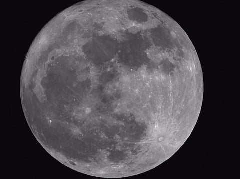 مدير مركز الفلك الدولي يكشف حقيقة علاقة "القمر السوبر" بالكوارث