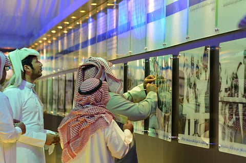 شاهد .. "أرامكو" تكشف لزوار "سفارى" تاريخ اكتشاف أول بئر نفط ببقيق