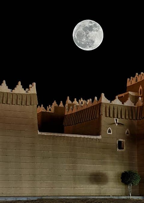 "سبق" تواصل رصدها القمر العملاق في مناطق ومحافظات سعودية