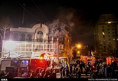 براءة وعقوبات مخففة لمقتحمي السفارة السعودية.. القضاء الإيراني يغطي جرائم "الباسيج"